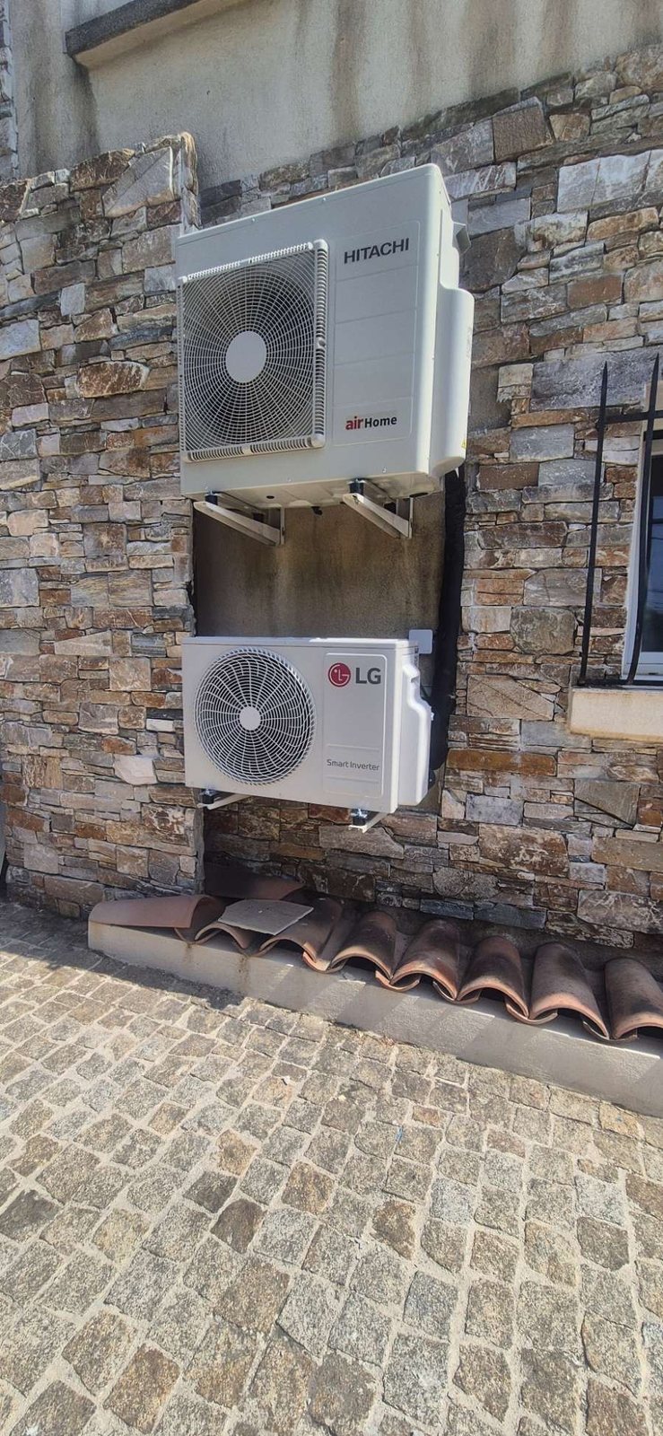 Climatisation : deux unités extérieures en façade